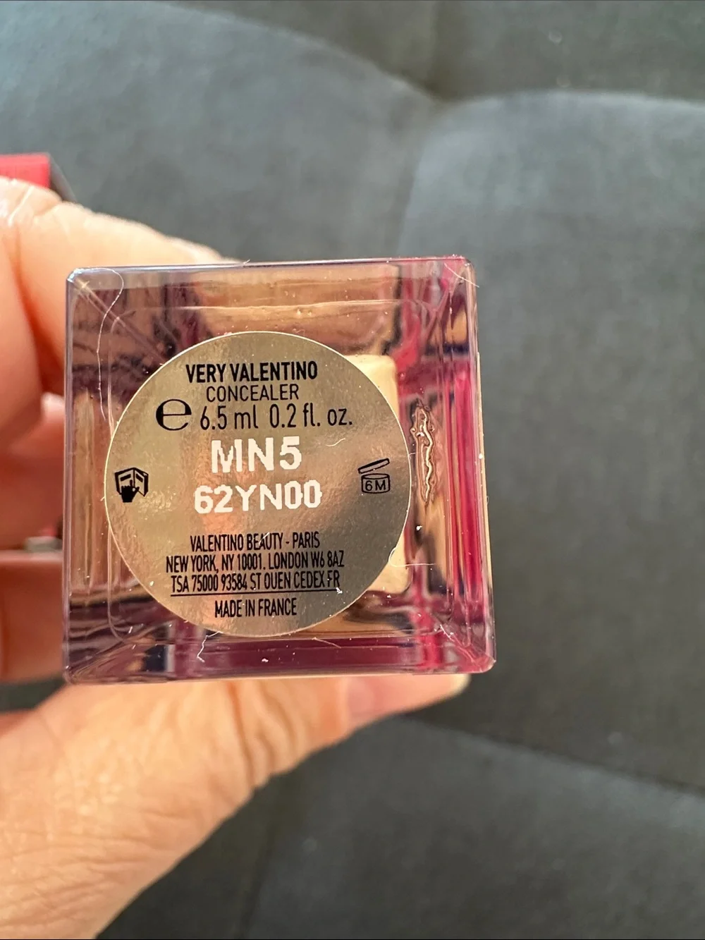 NIB Very Valentino Concealer-MN5 - Medium Neutra - all day light lasting conceal